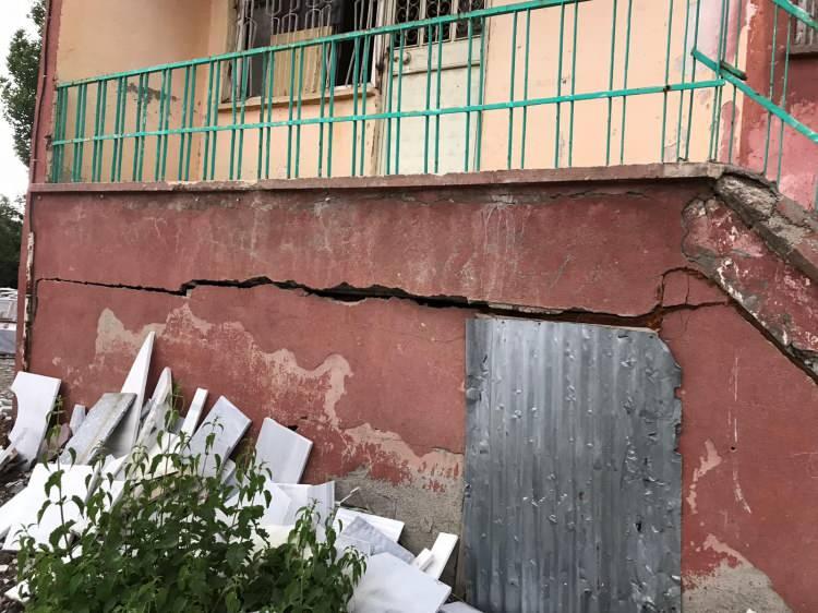 <p>Afet ve Acil Durum Yönetimi Başkanlığı (AFAD), saat 17.24'te merkez üssü Bingöl'ün Karlıova ilçesi olan 5,7 büyüklüğünde deprem meydana geldiğini bildirdi.</p>
