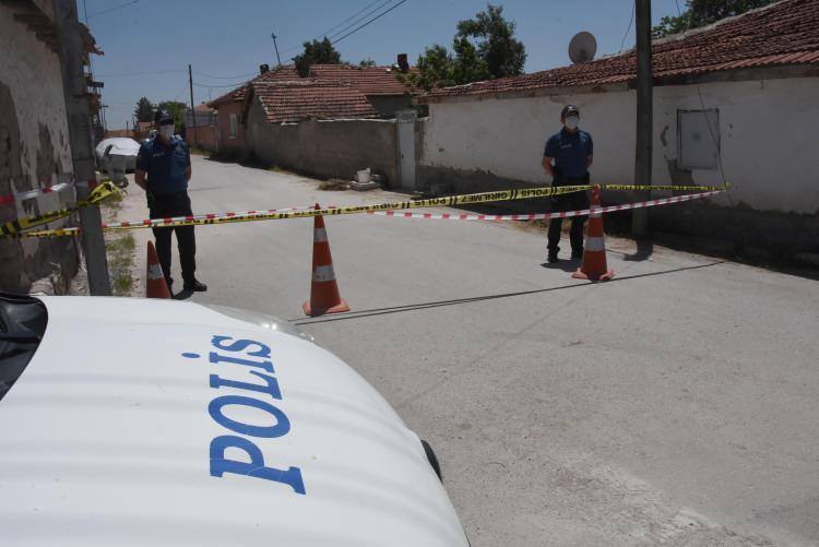 <p>Test sonucunu bekleyen B.Y., bu sırada &ccedil;ocuğuna evde doğum g&uuml;n&uuml; kutlaması yaptı. &Ccedil;evredeki yakınları ve tanıdıkları da kutlamaya katıldı. Kutlamanın ardından, B.Y.&rsquo;ye yapılan Covid-19 testi pozitif &ccedil;ıktı.&nbsp;</p>
