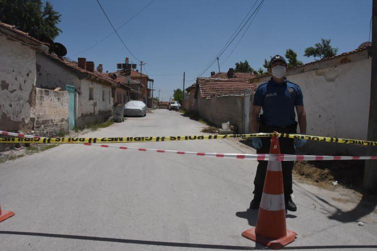 <p>Bunun &uuml;zerine Sağlık İl M&uuml;d&uuml;rl&uuml;ğ&uuml; filyasyon ekibince yapılan &ccedil;alışmayla, 4&rsquo;&uuml; kent merkezinde 32 kişinin B.Y. ile temaslı olduğu ve doğum g&uuml;n kutlaması katıldığı tespit edildi. B.Y. ise Eskişehir&rsquo;deki hastanede tedaviye alındı.</p>
