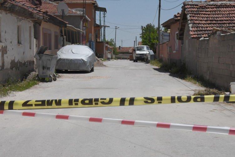 <p>Mahmudiye İl&ccedil;e Hıfzıssıhha Kurulu, 32 kişinin 6 hanede yaşadığı &Ccedil;al Mahallesi&rsquo;ndeki Uğur Sokak&rsquo;ta karantina uygulanmasına karar verdi. Sokak polis ekiplerince koronavir&uuml;s tedbirleri kapsamında şerit &ccedil;ekilerek, giriş-&ccedil;ıkışlara kapatıldı. Sokakta yaşayanların t&uuml;m ihtiya&ccedil;larının Mahmudiye Kaymakamlığı koordinesindeki Vefa Sosyal Destek Gruplarınca karşılanacağı belirtildi.</p>

