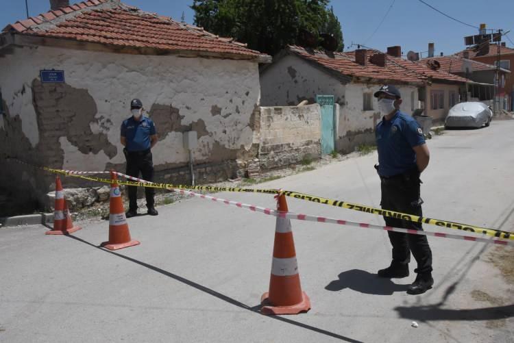 <p>Mahmudiye Kaymakamlığı, koronavir&uuml;s tedbirleri kapsamında sokak ve &ccedil;evresinde t&uuml;m g&uuml;venlik &ouml;nlemlerinin alındığını belirterek, ''İl&ccedil;emizde il dışından gelen bir vatandaşımızın Covid-19 testi pozitif &ccedil;ıkmıştır.&nbsp;</p>
