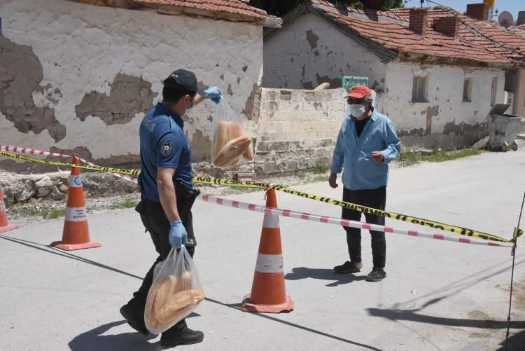 <p>Hastanın ikamet ettiği adreste Mahmudiye Toplum Sağlığı Merkezi filyasyon ekibinin yerinde izleme ve temaslı araması sonucu, 32 kişi temaslı olarak tespit edilmiştir. Temaslıların &ccedil;oğunun aynı sokakta olmaları ve izolasyonlarının sağlanamayacağı kanaatine varıldığından bazı sokak ve evlerin 14 g&uuml;n boyunca karantinaya alınması uygun g&ouml;r&uuml;lm&uuml;şt&uuml;r.&nbsp;</p>
