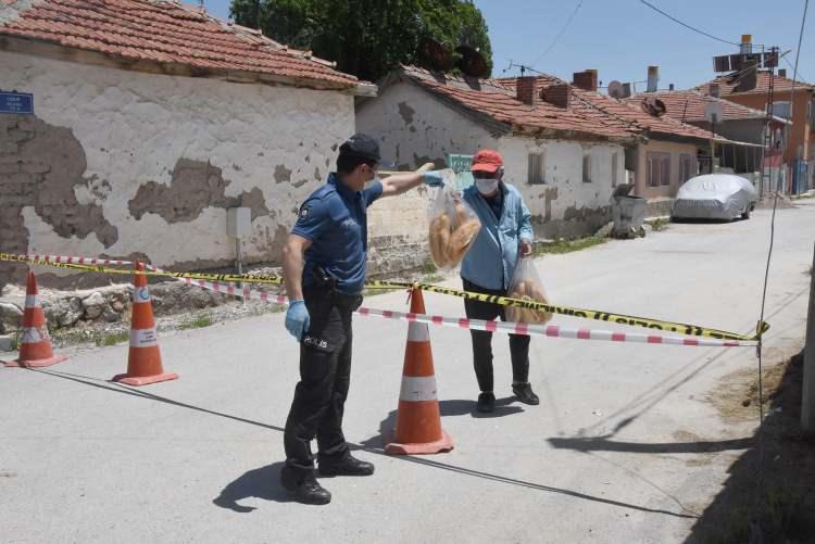 <p>Karantina b&ouml;lgesinde bulunan vatandaşlarımızın ihtiya&ccedil;ları kaymakamlığımızca karşılanacaktır. L&uuml;tfen maske ve sosyal mesafe kurallarına azami &ouml;l&ccedil;&uuml;de uymaya devam edelim'' denildi.</p>
