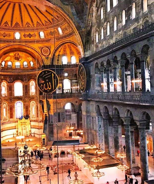 <p>İstanbul'un Osmanlı Devleti'nin eline geçmesinden sonraki birkaç gün boyunca Ortodoks Kilisesi mensupları Ayasofya'da ibadete devam etti.</p>
<p> </p>