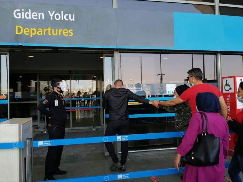 <p>Haziran ayı celp d&ouml;neminde askere gidecek kişiler, askerlik yapacakları şehirlere gitmek i&ccedil;in İstanbul Sabiha G&ouml;k&ccedil;en Uluslararası Havalimanı'na geldi. Ara&ccedil;larını T&uuml;rk bayrakları ile s&uuml;sleyerek havalimanına gelen aileler, kurallar gereği terminal i&ccedil;ine giremedikleri i&ccedil;in &ccedil;ocuklarıyla vedalaştıktan sonra terminal binasından ayrıldı.</p>

<p>&nbsp;</p>
