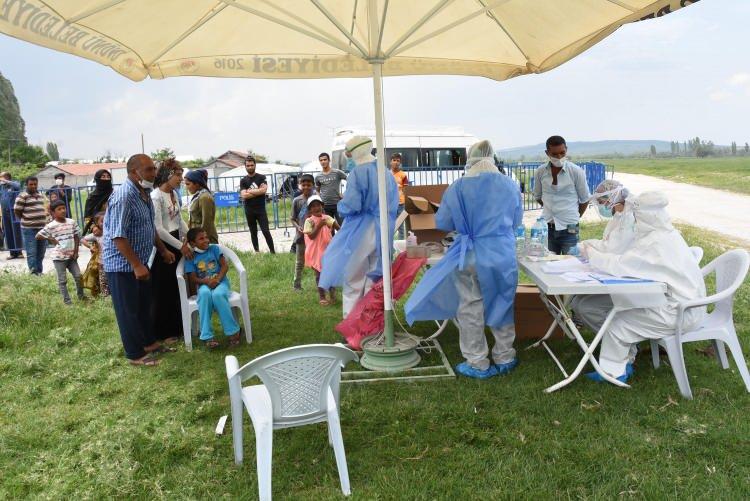 <p>Şeker pancarı tarlasında çalışmaya başlaya işçi ailelerinden birinin 4 yaşında olan ve kronik akciğer rahatsız bulunan erkek çocuğunda belirtiler görülmesi üzerine Eskişehir Şehir Hastanesi’nde Covid-19 testi yapıldı. </p>