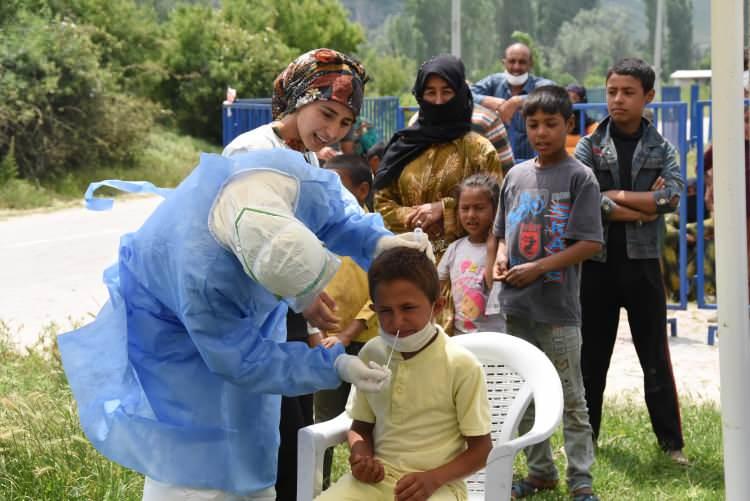 <p>Mevsimlik işçilerin bulunduğu alanda filyasyon çalışması yapan Sağlık Müdürlüğü ekipleri de erkek çocuğun ailesinin yanı sıra temasla olduğu kişileri tespit ederek, tüm işçilere ve ailelerine Covid-19 testi uyguladı. </p>
