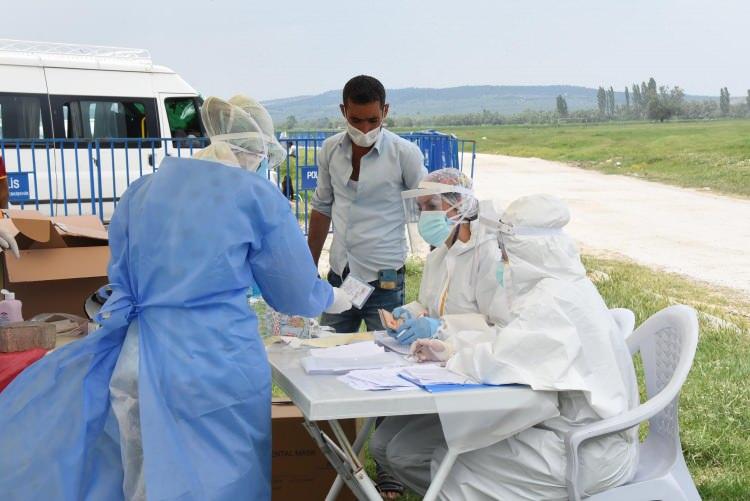 <p>Şanlıurfa’dan gelen mevsimlik işçilerden Halil Poyraz, 4 yaşındaki erkek çocuğunda koronavirüs tespit edildiğini ifade ederek, ''Burada yaklaşık 200 kişiyiz, çocuk zaten doğuştan rahatsızdı. Kronik akciğer hastalığı var. </p>