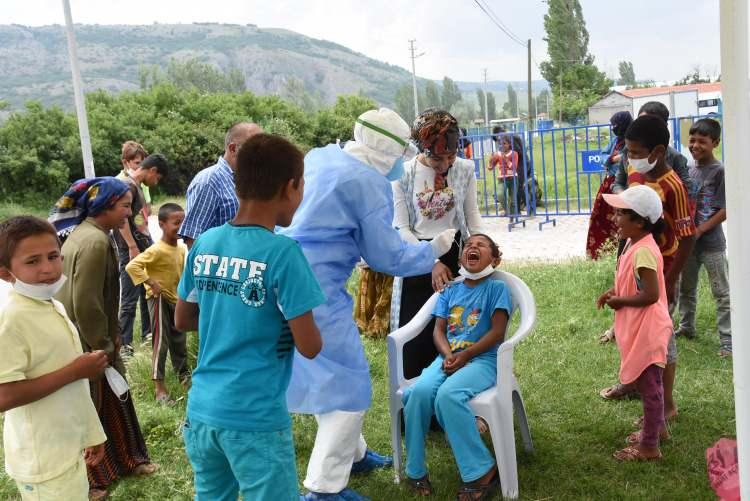 <p>İnönü İlçe Emniyet Müdürlüğü ekipleri, çadırların bulunduğu alanı demir bariyerlerle kapattı. </p>
