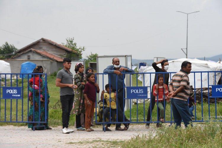 <p>Çadırda kalan mevsimlik tarım işçilerinin tüm ihtiyaçlarının, İnönü Kaymakamlığı’nca koordine edilen Vefa Sosyal Destek Gruplarınca karşılanacağı belirtildi.</p>