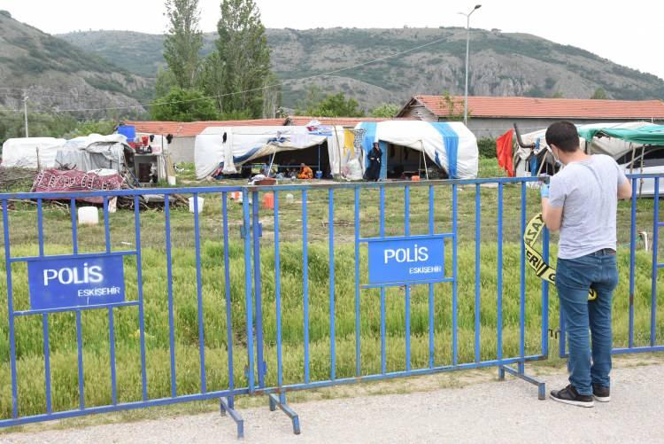 <p>Dün Eskişehir Şehir Hastanesi’ne götürdüler. Test sonucu pozitif çıktı. Burada bizi de karantinaya aldılar. Çocuğundan ailesinden de örnek aldılar, test yaptılar. </p>