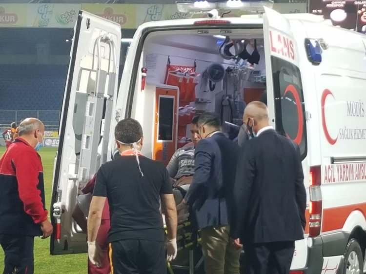 <p>Uruguaylı kalecinin yerde kalmasıyla sahaya giren Galatasaray sağlık ekibi, deneyimli kaleciye müdahale etti. Sağlık ekibi değişiklik işaret etmesinin ardından sahaya ambulans girdi.</p>
