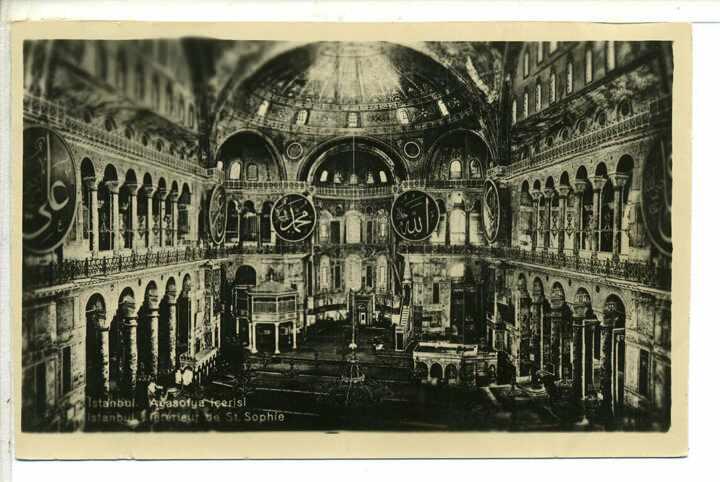 <p>916 yıl kilise olarak ibadete açık olan yapı, Fatih Sultan Mehmed'in 1453'te İstanbul'u fethetmesiyle camiye çevrilmişti. </p>
