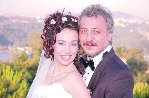 <p>.Oyuncu Esra Ronabar iel nikah masasına oturdu. 48 yaşındaki oyuncunun Mavi Rüzgar Falay adında bir de oğlu var.</p>

