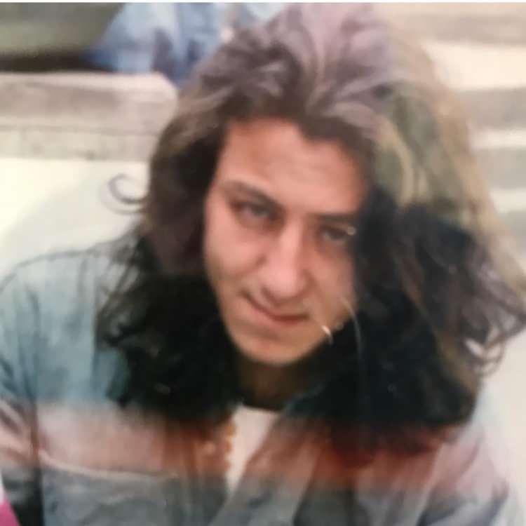 <p><strong>BARIŞ FALAY KİMDİR? </strong></p>
<p>9 Nisan 1972 yılında Balıkesir'in Edremit ilçesinde dünyaya geldi. Ankara Üniversitesi Dil ve Tarih-Coğrafya Fakültesi Tiyatro Bölümü'nde okuduğu sırada oyunculuğa merak saldı. Çşitli özel tiyatrolarda sahne aldı. Okuldan mezun olduktan sonra Ankara Devlet Tiyatrosu’ na girdi burada iki yıl çalıştı. </p>
