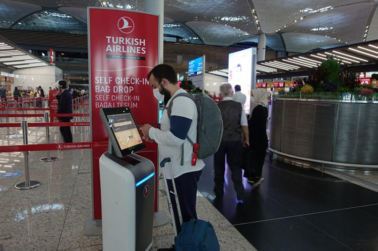 <p>Günler öncesinden bilet alan yolcular, sabahın erken saatlerinden itibaren İstanbul Havalimanı'na geldi. Biletli yolcuların haricinde terminale girişlere izin verilmedi. </p>
