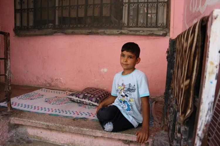 <p>Suriyeli İsmail ve ailesine &ouml;nceden de yardımda bulunduklarını aktaran Sivri, bu yardımların devam ettiğini belirtti.</p>
