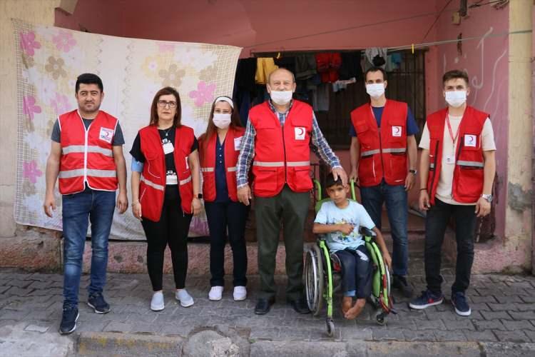 <p>Hatay'ın İskenderun il&ccedil;esinde &ouml;nceki g&uuml;n yayımlanan g&ouml;r&uuml;nt&uuml;lerde, tekerlekli sandalyenin &uuml;zerine &ccedil;ıkarak &ccedil;&ouml;p konteynerinden plastik atık toplayan engelli &ccedil;ocuğun cep telefonuyla kaydedilen g&ouml;r&uuml;nt&uuml;leri izleyenleri duygulandırmıştı.</p>
