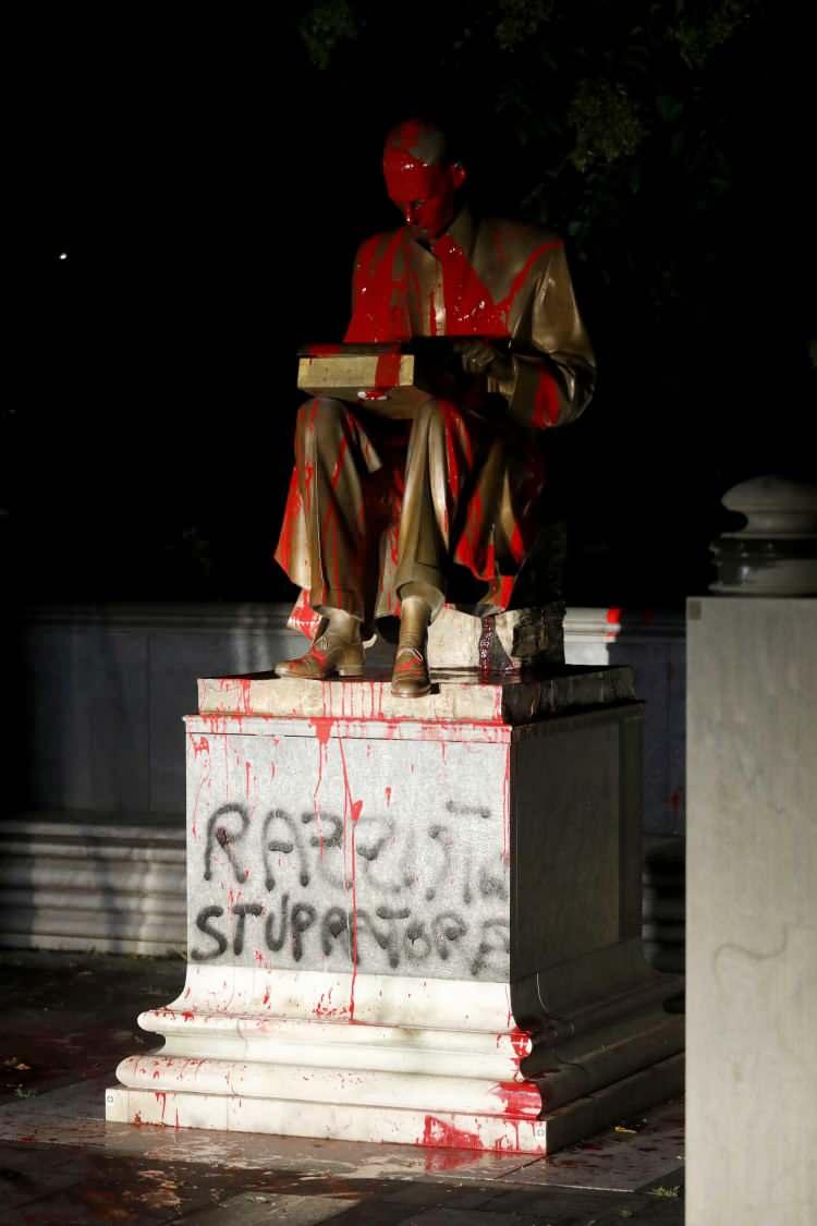 <p>İtalya’nın Milano kentinde bulunan ünlü İtalyan gazeteci Indro Montanelli’nin heykeli kimliği belirsiz kişiler tarafından boyalı saldırıya uğradı.</p>
