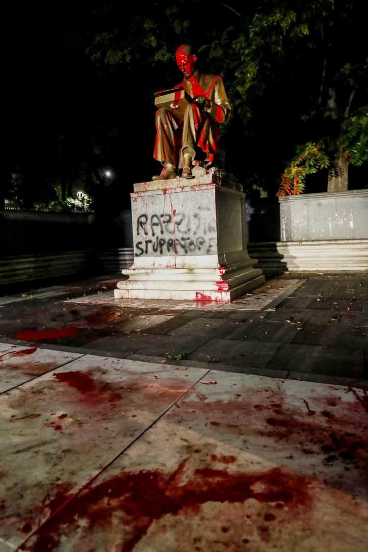 <p>Floyd protestoları ile başlayan küresel heykel eylemlerinde ilk defa İtalya’da bir heykel hedef alındı. Milano Belediyesine bağlı çalışanlar ise bugün heykeli temizlemeye başladı.</p>