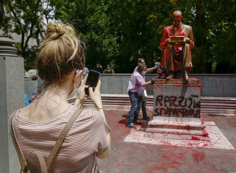 <p>İtalya’da gazeteci Indro Montanelli’nin heykeline kimliği belirsiz kişiler tarafından boyalı saldırı düzenlendi. Saldırganlar kırmızı boya ile boyadıkları heykelin üzerine sprey ile “Tecavüzcü” ve “Irkçı” yazdı. Saldırganlar, Montanelli’nin heykelinin bulunduğu parktan kaldırılmasını istedi.</p>
