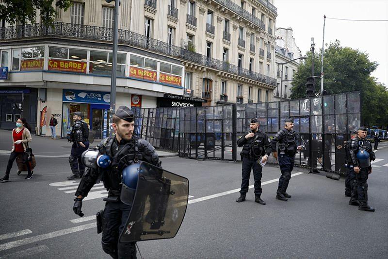 <p>Fransa'da başkent Paris ve çeşitli kentlerde binlerce kişi, ırkçılığı ve polis şiddetini protesto etmek için yeniden sokağa çıkarken, başkentteki gösteride 26 kişi gözaltına alındı.</p>

<p> </p>
