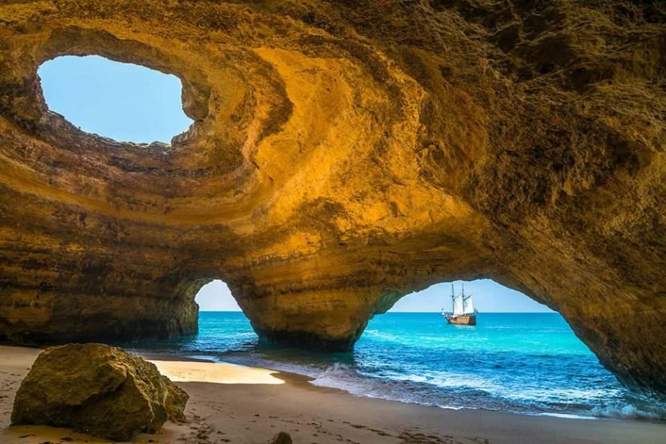 <div><strong>Mağara Plaj / Portekiz</strong><br />
 </div>

<div>Algarve sahili kolayca aşınabilen kireçtaşından oluşuyor, bu da denizin kıyıya büyüleyici şekiller vermesini sağlıyor, tıpkı bu mağara plaj gibi!</div>
