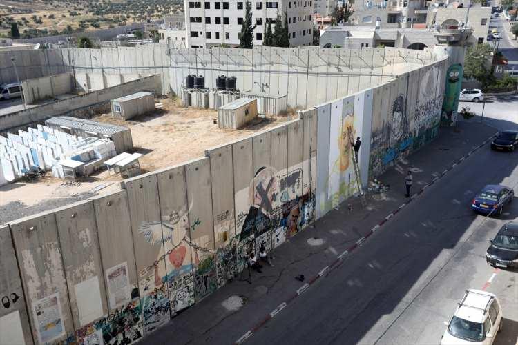 <p>Filistinli ressam Taki Sabatin, İsrail polisince şehit edilen 32 yaşındaki otizmli Filistinli İyad Hallak'ın resmini, Ayrım Duvarı'nın Beytüllahim kenti tarafında kalan kısmına çizdi.</p>

