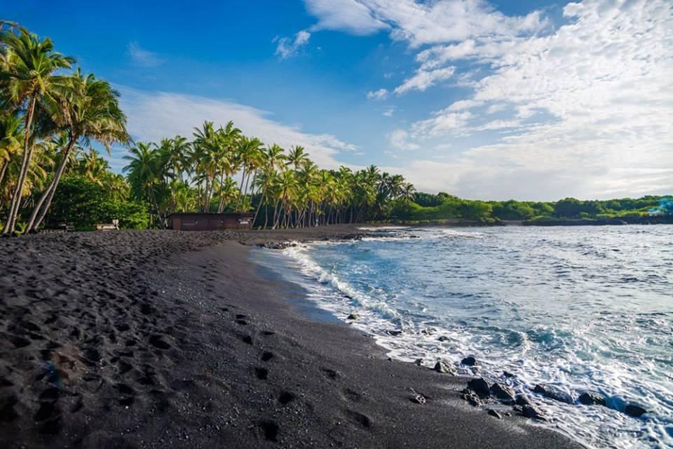 <div><strong>Siyah Kumlu Plaj, Hawaii / ABD</strong><br />
</div>
<div>Yine Hawaii, yine ilginç renkli bir plaj. Punaluu'nun siyah kumları da yeşil kumlarla aynı sebepten yani lavların denizde soğumasından ortaya çıkıyor. Bu kez denize doğru akarken hızla soğuyan bazalt lavlar ardından siyh renkli kum taneciklerine dönüşüyor.</div>