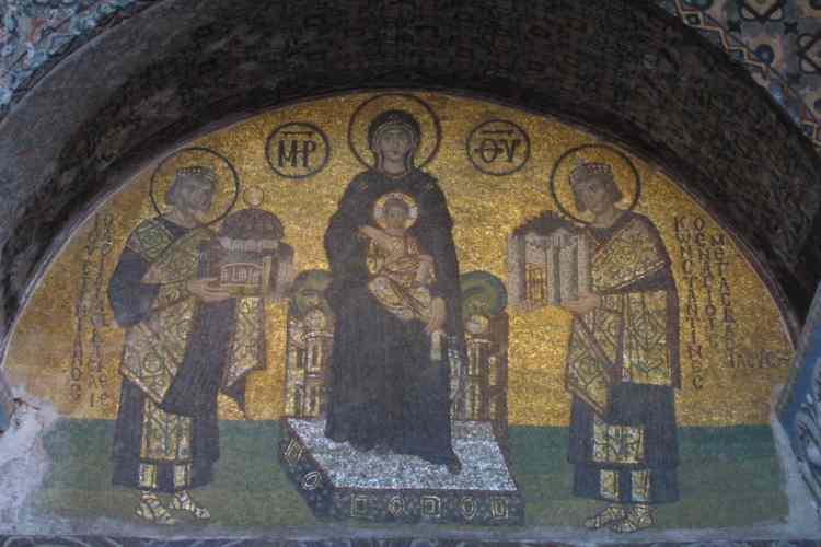 <p>EVLİYA ÇELEBİ'NİN AYASOFYA İLE İLGİLİ VERDİĞİ BİLGİLER </p>
<p> </p>
<p>"Türk ve dünya tarihinin en büyük gezgini" kabul edilen Evliya Çelebi'nin, 10 ciltlik seyahatnamesinin ilkinde, durak noktalarından biri olan Ayasofya'ya ait ilginç bilgiler yer alıyor.</p>
<p> </p>
<p>17. yüzyıl gezgini Evliya Çelebi, yaklaşık 400 yıl önce, 15 asırdır ayakta kalan dünya mimarlık tarihinin en önemli yapıları arasında yer alan Ayasofya'nın gizemlerini, efsanelerden, gördüklerinden, duyduklarından ve okuduklarından yola çıkarak Seyahatnamesi'nde kaleme aldı.</p>
<p> </p>
<p>AA muhabirinin derlediği bilgiye göre, "Türk ve dünya tarihinin en büyük gezgini ve seyahat yazarı" olarak adını duyuran Evliya Çelebi, 25 Mart 1611'de İstanbul'da dünyaya geldi. Babasının Osmanlı sarayında nüfuzlu kişilerden olması dolayısıyla önemli hocalardan ders alma imkanı bulan ve hafız olan Evliya Çelebi, Sultan 4. Murat'ın emriyle alındığı sarayda 2 yıl kaldı, hat ve musiki dersleri aldı. Arapça, Farçsa, Rumca ve Latince bilen Evliya Çelebi, hiç evlenmedi.</p>
<p> </p>
<p> </p>