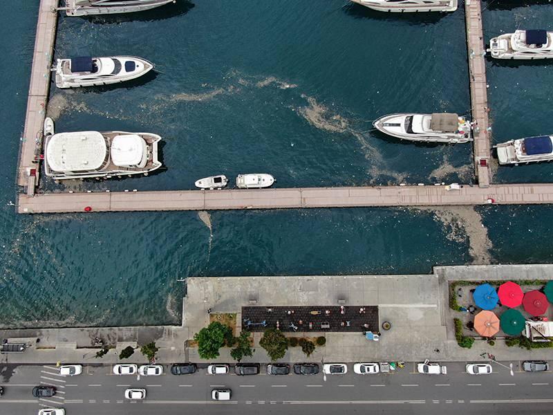 <p>İstanbul’un parklarından gelen çirkin görüntülere İstanbul Boğazı’nın kıyıları da eklendi. Sarıyer İstinye Sahili’nde lüks teknelerin olduğu alanda çöp adacıklarının oluştuğu görüldü. </p>
