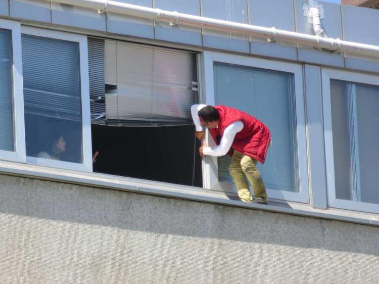 <p>Olay, saat 15.00 sıralarında Hasanpaşa'da bulunan Kadıköy belediyesinde meydana geldi. Simitçilik yapan İbrahim A., 6 katlı binanın en üst katına çıkarak intihar girişiminde bulundu. </p>
