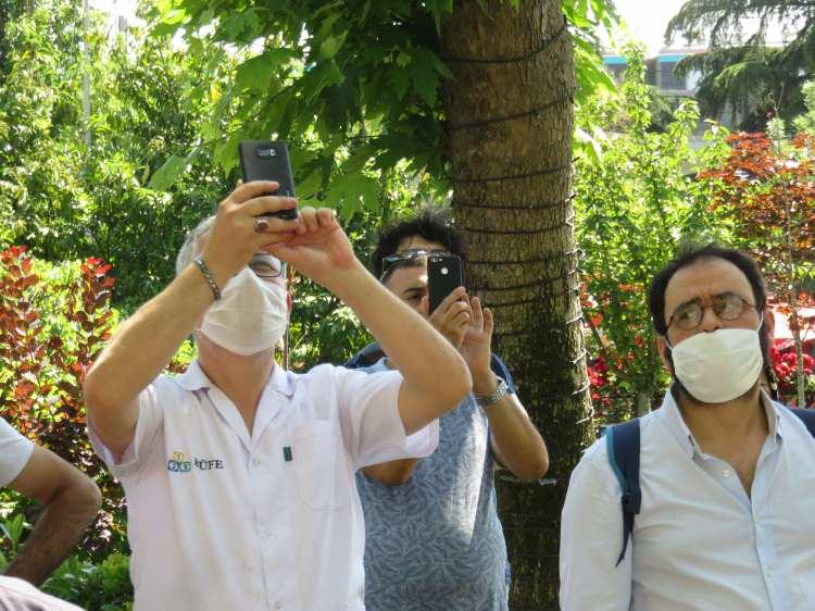<p>Ekiplerin intihar girişiminde bulunan kişiyi ikna çalışmaları sürerken, çevredeki bazı vatandaşlar sosyal mesafe kuralına aldırış etmeden cep telefonlarıyla görüntü çekmeye çalıştı.</p>