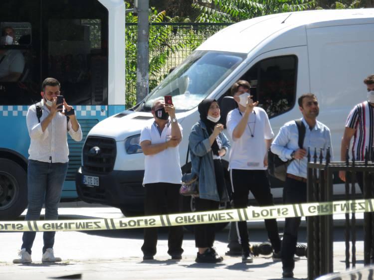 <p>Polis, güvenlik şeridi çekerek görevliler dışındaki vatandaşları belediye binasından çıkardı.</p>