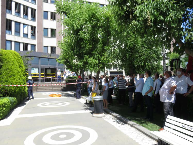 <p>Polisin 1 saat süren çalışmaları sonucu ikna edilerek aşağıya indirilen İbrahim A. ambulansla hastaneye götürüldü.</p>