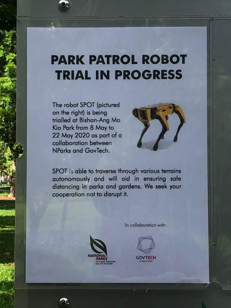 <p>Boston Dynamics</p>
<p>Boston Dynamics'in geliştirdiği köpeğe benzeyen robot Singapur'daki parklarda sosyal mesafe kurallarına uymayanları uyardı. </p>
<p>Robot tazı üzerindeki onlarca kamera ve sensörler sayesinde sosyal mesafe kurallarının bekçiliğini yaptı. </p>
<p>Yerel otorite vatandaşlarını bu robotun veri toplama aracı olmadığını garanti etti. </p>