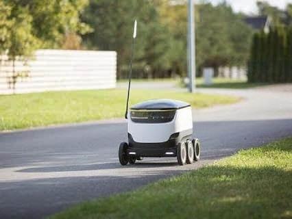 <p>Starhship Technologies</p>

<p> </p>

<p> </p>

<p>ABD'de yer alan Milton Keynes kasabasında altı tekerlekli robotlar evlerinden sipariş veren kişilere herhangi bir insan müdahalesi olmadan teslimatlarını yaptı. </p>
