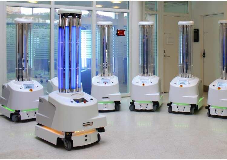 <p>UVD robotları</p>

<p> </p>

<p>Danimarka merkezli bir firma tarafından geliştirilen ultraviyole dezenfekte sağlayan robotlar Çin'deki hastane odalarını dezenfekte etti. Makinelerin gövdesinde yer alan güçlü UV ışınları insanlar için zararlı olabilecek seviyelerde ışıma sağlıyor. </p>

<p> </p>
