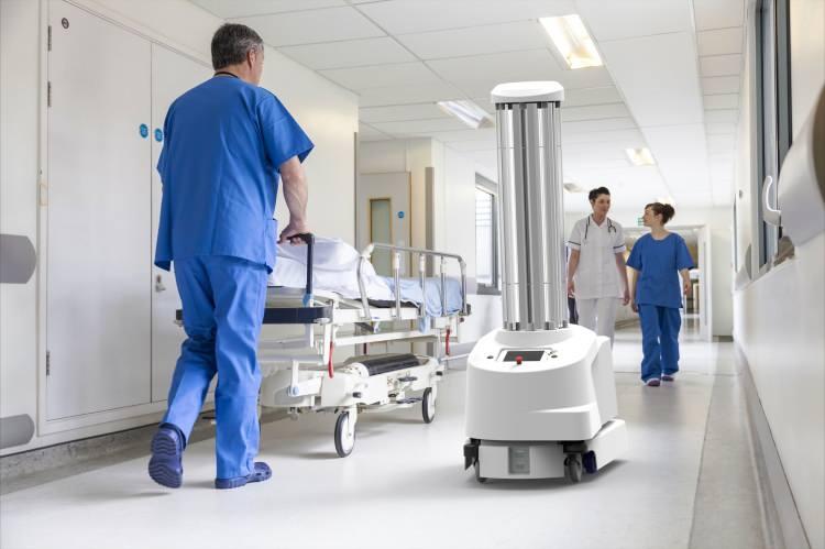 <p>Bu nedenle otomatik robotlar sayesinde özellikle koronavirüs hastalarının kaldığı odalar insanlar riske edilmeden dezenfekte edildi. Bu robotlar yapay zeka sayesinde odada insan olup olmadığına dikkat ederek UV ışığını aktif ediyor. </p>