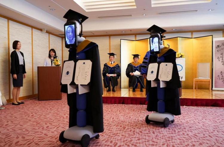 <p>Omnilabs</p>

<p>Japonya menşeili Omnilabs tarafından geliştirilen Newme robotları mezun olan öğrencilerin mezunuiyet törenlerinde kullanıldı. Koronavirüs salgını nedeniyle okula gelemeyen öğrenciler telekonferans ile arandı ve diplomaları onları temsil eden robotlara teslim edildi. </p>
