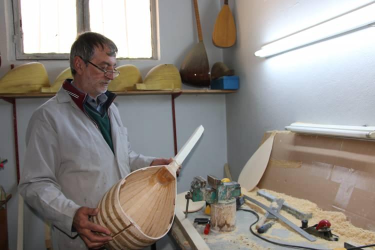 <p>2 &ccedil;ocuk ve 4 torun sahibi 62 yaşındaki Garip Yayık, 46 yıl &ouml;nce bağlama ve diğer saz t&uuml;rlerini &ccedil;alarak m&uuml;zikle uğraşmaya başladı. T&uuml;rk Halk M&uuml;ziğine merakı nedeniyle hobi olarak bu sanatla uğraşan zamanda saz &uuml;retimini de &ouml;ğrendi. 15 yıl &ouml;nce hobi olarak saz yapan ardından 20 metre karelik kendine bir iş yeri kuran Yayık, şimdilerde ise yerel ve ulusal bazdaki bir &ccedil;ok sanat&ccedil;ıya el iş&ccedil;iliği ile saz &uuml;reterek ekonomik kazan&ccedil; elde ediyor. Emeklilik maaşı haricinde kurduğu at&ouml;lyesinde yaptığı sazlardan kazandığı para ile ge&ccedil;imini sağlayan Yayık, yaptığı sazları kendi s&ouml;ylediği t&uuml;rk&uuml;lerle test ediyor.<br />
&nbsp;</p>
