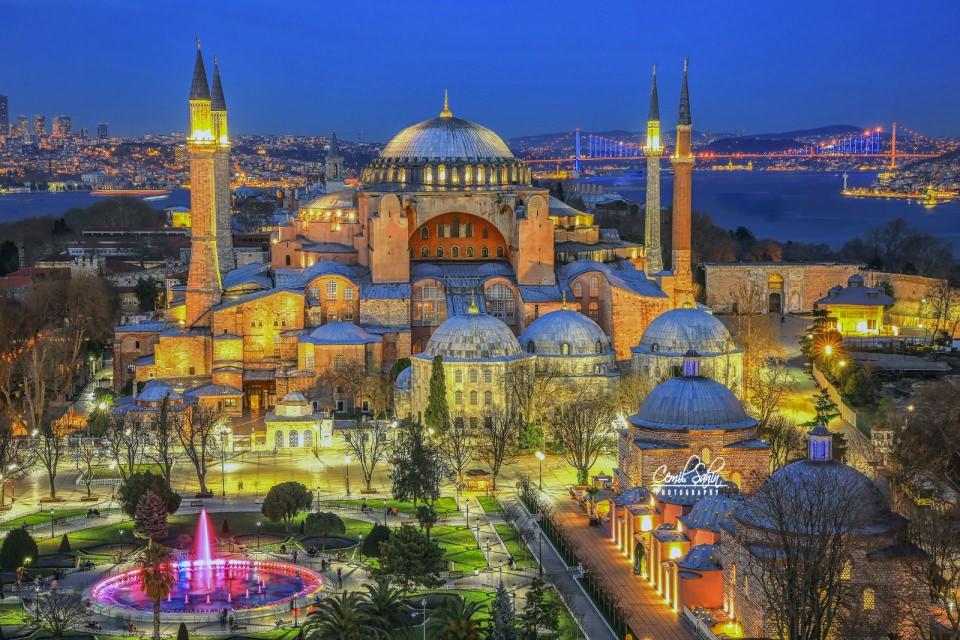 <p>Kıble kapılarının batı tarafının sonundaki kapının iç yüzündeki bucakta dört köşeli bir beyaz mermer direk konulmuştur. Alt kısmı bir insan boyu bakır kaplıdır. Yine böyle daima terler durur. </p>
