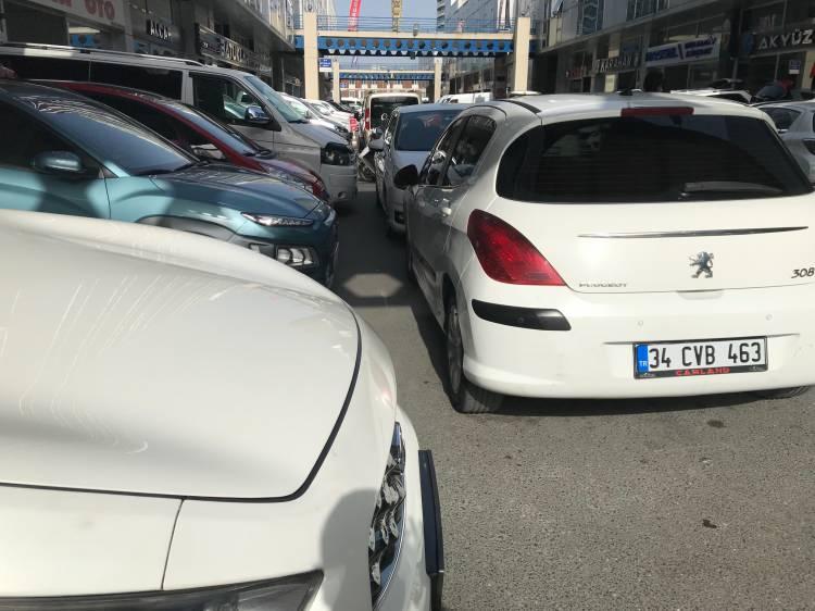 <p>Yanıltıcı ve dikkati çekici ilan başlıklarıyla alıcıların ilgisini çeken dolandırıcılar, ilandaki araçları normal piyasanın çok altında fiyatla satışa çıkarıyor. Fiyat cazibesine kapılan alıcı ise ilandaki numarayı arayarak araçla ilgili detaylı bilgi almaya çalışıyor. Bundan sonraki süreçte ise <strong>"kapora tokatçısının"</strong> planı devreye giriyor.</p>