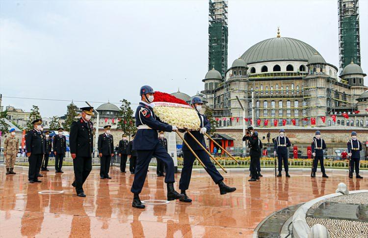 <p>Taksim Meydanı'nda başlayan törende İl Jandarma Komutanı Tuğgeneral Nuh Köroğlu (solda), Taksim Cumhuriyet Anıtı'na çelenk sundu.</p>