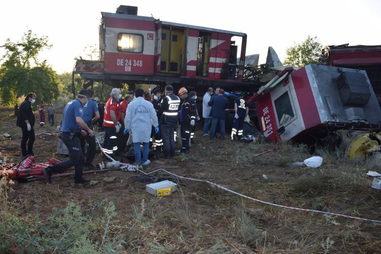 <p>KAZA NASIL OLDU?</p>
<p>Ankara’ya ulaşan bilgilere göre kaza şöyle gelişti: Kazaya karışan trenlerden birinde makine arızası meydana geldi. Sevk amiri ya da şefi, arıza üzerine söz konusu trenin sevkini iptal etti. Diğer trene yol verdi.</p>