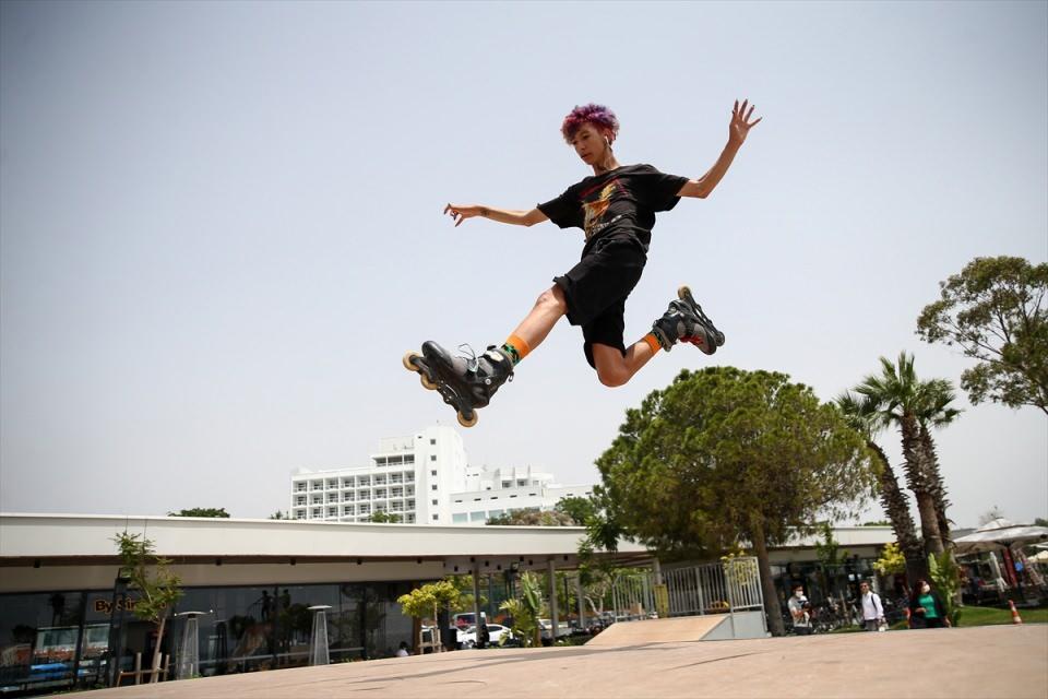 <p>Kovid-19 tedbirleri kapsamında a&ccedil;ıklanan yeni kararla kısıtlamaları kaldırılan 18 yaş altı gen&ccedil;ler ile her g&uuml;n saat 10.00 ile 20.00 arasında dışarı &ccedil;ıkmasına karar verilen 65 yaş ve &uuml;st&uuml;ndeki vatandaşlar, g&uuml;neşli havanın keyfini &ccedil;ıkardı.</p>

<p>&nbsp;</p>
