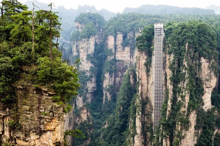 <p><strong>Bailong Asansörü, Zhangjiajie / Çin</strong></p>
<p>Zhangjiajie Milli Parkı'nda yer alan Bailong Asansörü yolcularına neredeyse kaya tırmanışı yapmakla aynı hisleri yaşatıyor. Sarp bir yamaca kurulmuş asansör yaklaşık 330 metre yükseğe çıkmasıyla dünyanın en yüksek dış mekan asansörlerinden de biri. Camdan yapılmış asansör iki dakikada varış noktasına ulaşıyor ve buradan parkın muhteşem manzaralarını doya doya izleme şansı veriyor.</p>