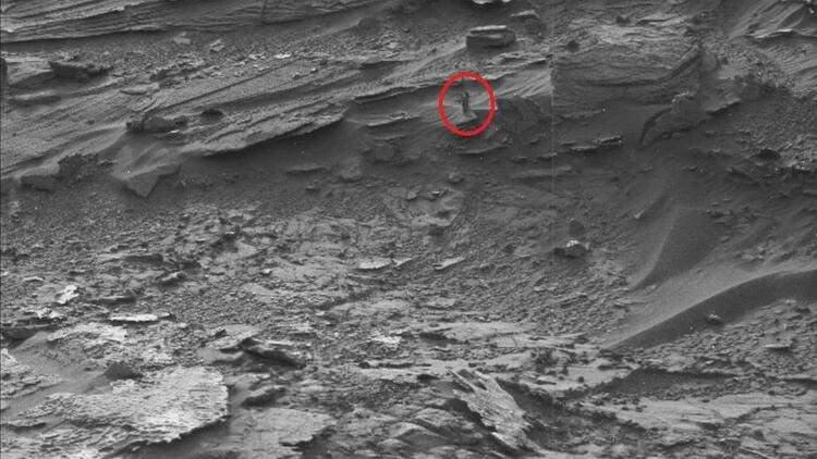 <p>Mars'tan Dünya'ya gelen bu sıra dışı görüntüde bir insan bedeninin yansıması görünüyor. Gözleri aldatan bu görüntünün ne olduğu halen anlaşılamazken, NASA'lı bilim insanları bu konuda herhangi bir açıklamada bulunmadı.</p>

<p> </p>
