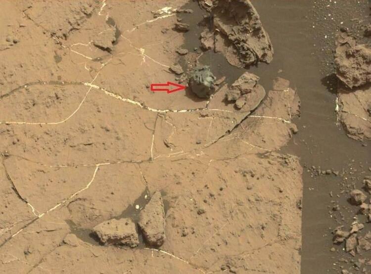 <p>Mars'tan gelen bir başka sıra dışı görüntü daha Dünya'ya ulaştı. Bakın fotoğraftaki okun gösterdiği şey aslında ne?</p>
<p> </p>