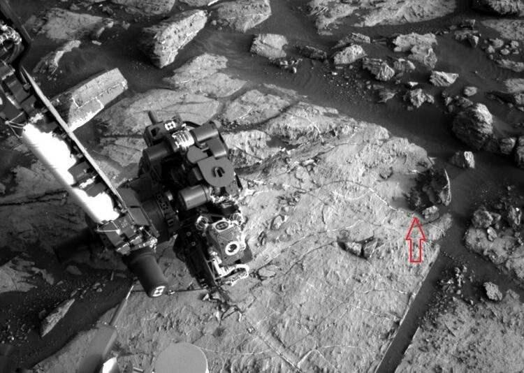 <p>Curiosity, Mount Sharp bölgesinde ilerlediği sırada son derece ilginç bir meteor keşfetti. Ortalama bir meteordan çok daha küçük olan bu meteor, tamamen nikel ve demirden oluşuyor.</p>
<p> </p>